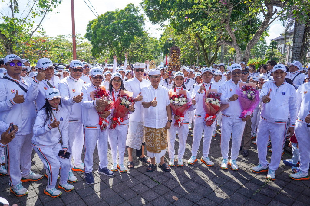 Badung Raih Juara Umum Porprov Bali ke-16, Bupati Adi Arnawa Terima Piala Bersama Ketua DPRD